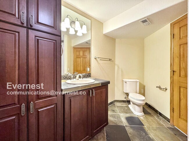 Building Photo - 990 Utica Cir