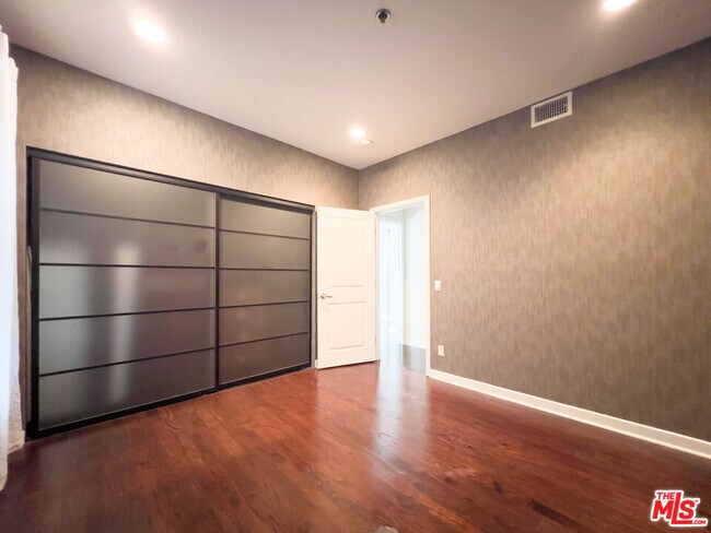 Building Photo - 935 Westbourne Dr