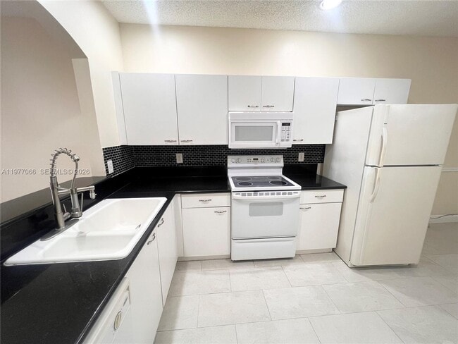 Building Photo - 4259 SW 10th Ct