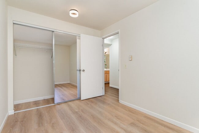Building Photo - Modern 2-Bedroom Townhouse-Style Condo wit...