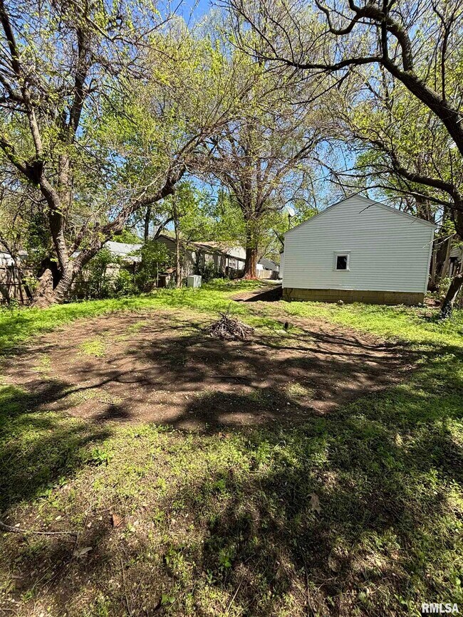 Building Photo - 1703 N Valley Ave