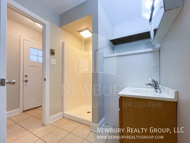 Building Photo - 4 Clearview Meadows