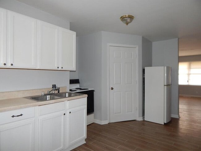 Building Photo - 1019-B Mckee