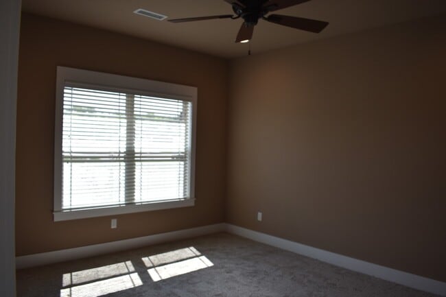 Building Photo - Upscale 4 Bedroom 3.5 Bathroom In The Heart of Fayetteville!!