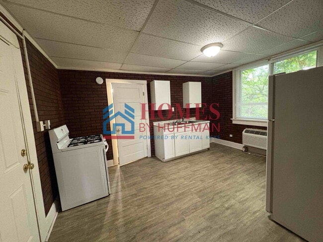 Building Photo - Efficiency Unit | Upstairs