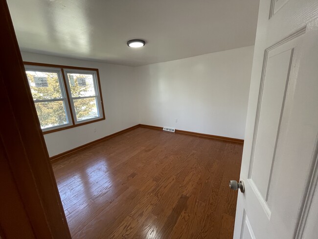 Building Photo - 165 Berehaven Dr