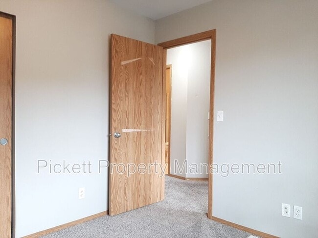 Building Photo - 6272 Alexis Dr NE