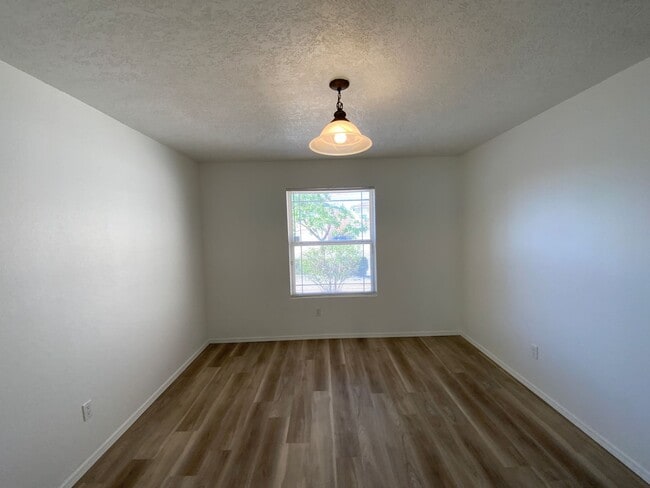 Building Photo - 3 Bedroom Single Story Home Available Near...