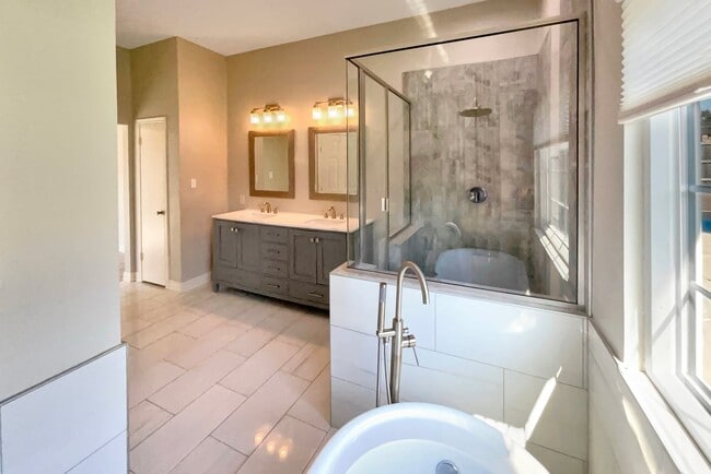 Building Photo - 8017 Spinnaker Cove