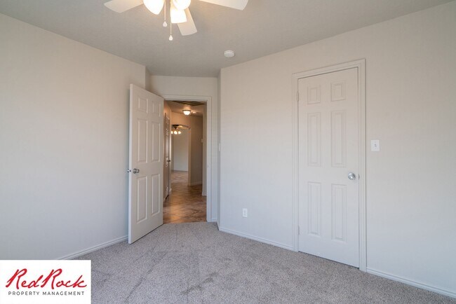 Building Photo - Spacious 3 Bedroom Single-Level Home in Bl...