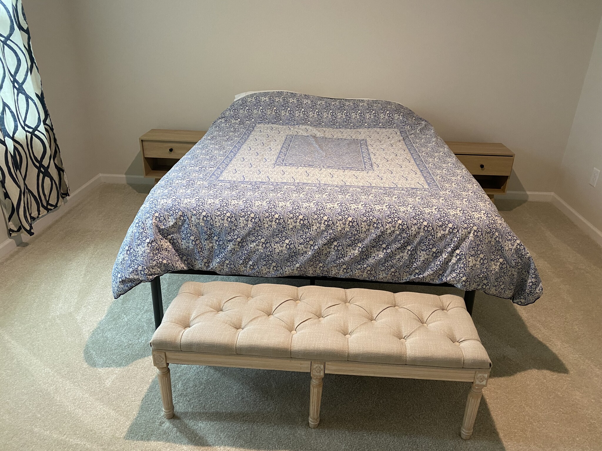 Main bedroom, queen bed, large walk-in closet - 149 Thicket Dr