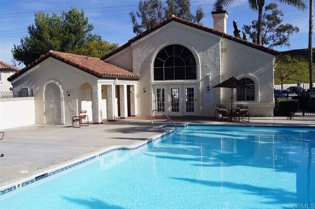 Building Photo - Lovely Eastlake condo