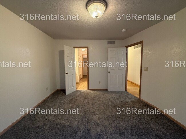 Building Photo - $1,595 - 3 bed 2 bath - Beautiful Remodeled Duplex Home Available Now!