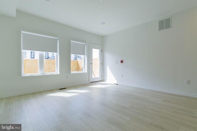 Building Photo - 1240 LeCount St