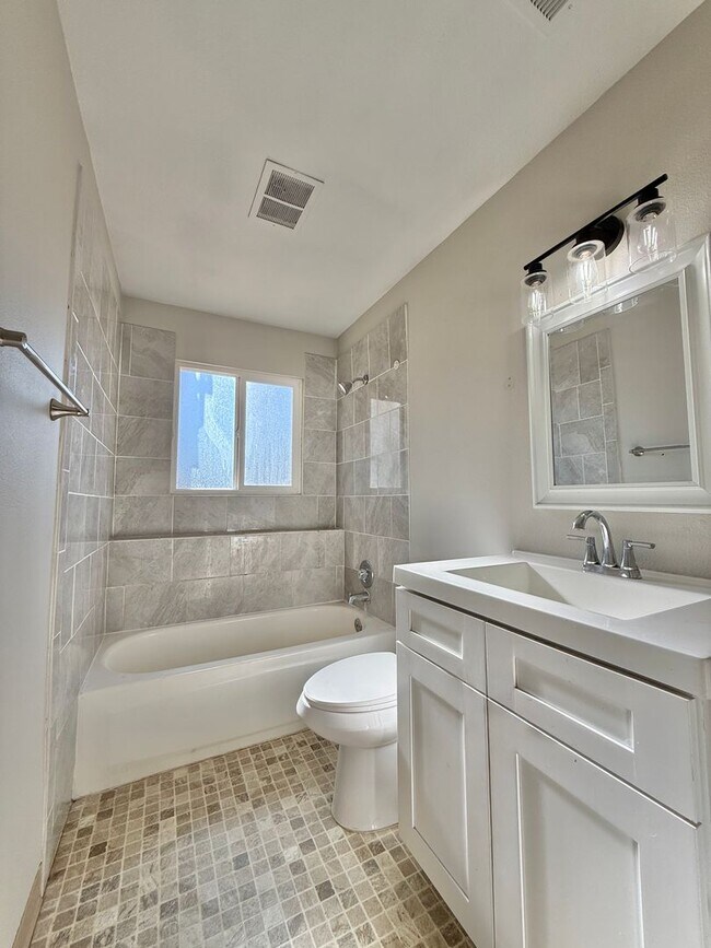 Building Photo - 603 W Routt Ave