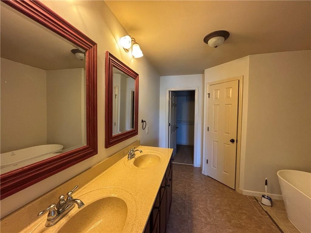 Building Photo - 800 Village Field Ct NW