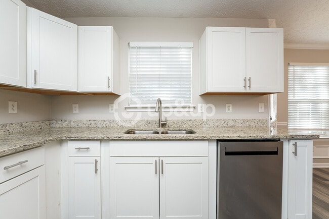 Building Photo - Fantastic 5bd/2.5ba home! Let yourself in!