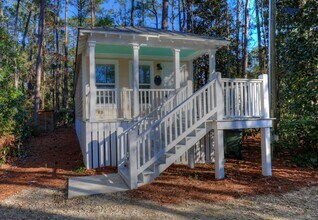 Building Photo - 2 bedroom 1 bath Point Clear Creek Cottage