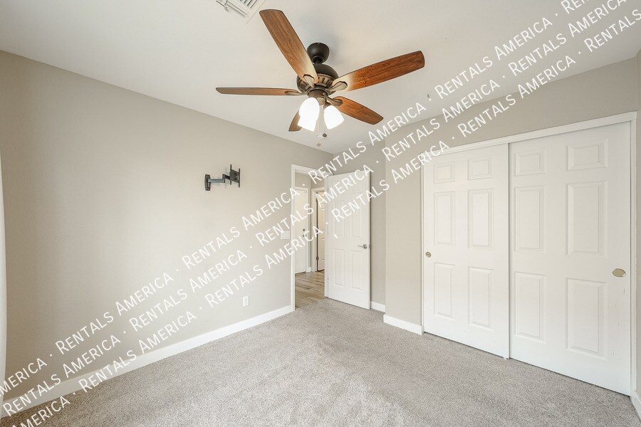 Building Photo - 2305 E Cherry Hills Pl