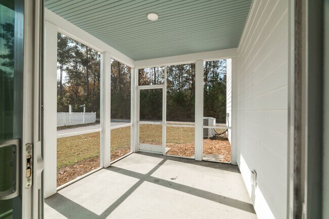 Building Photo - Cozy Living in The Ponds