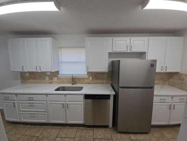 Building Photo - ***Charming Fort Worth 4 Bed 2 Bath w/ Gar...
