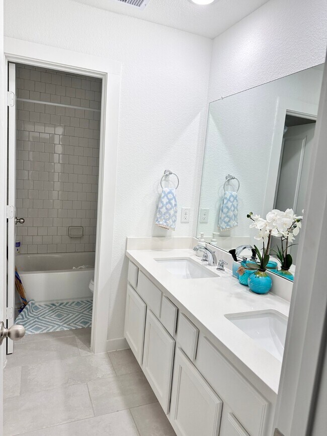 Building Photo - 13110 Blue Flora Dr