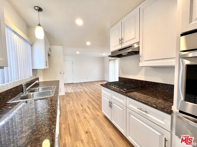 Building Photo - 6308 Villa Rosa Dr