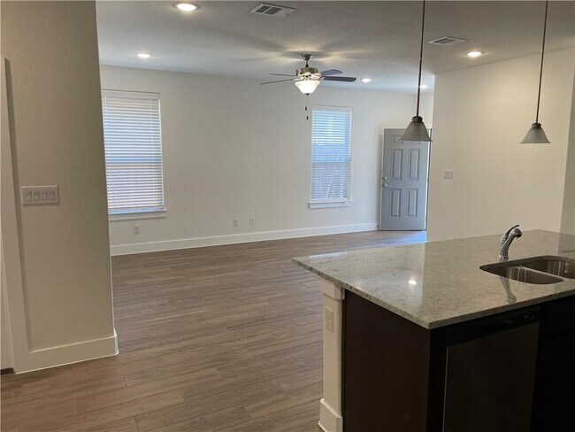 Building Photo - 624 Parkline Dr