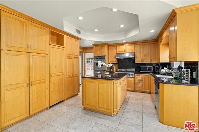 Building Photo - 5029 Lemona Ave
