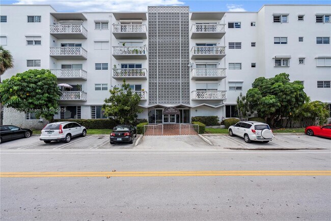 Building Photo - 9700 W Bay Harbor Dr