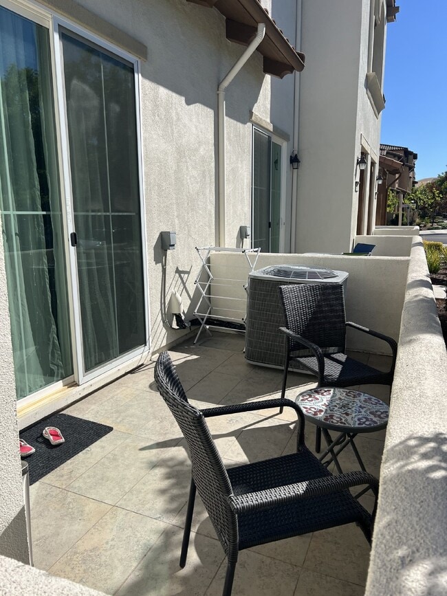Building Photo - Gorgeous 3 Bed, 2.5 Bath Condo in Perfect ...