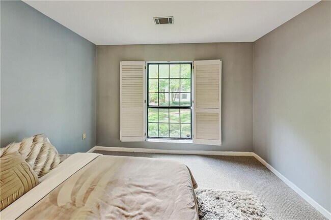 Building Photo - 3104 Pine Heights Dr NE