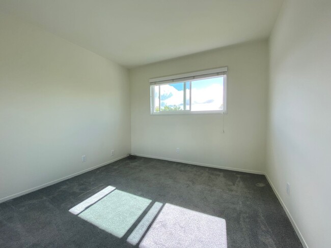 Building Photo - Modern Elegance in North Clairemont! Updat...
