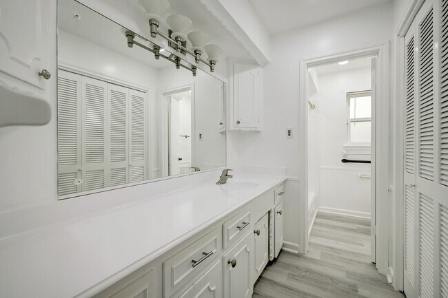 Building Photo - 9807 Braewick Dr