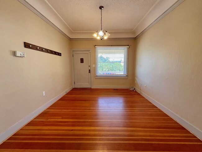 Building Photo - Charming Clinton Neighborhood Home 2 Bed 2 Bath — Close to Downtown & Division Street!