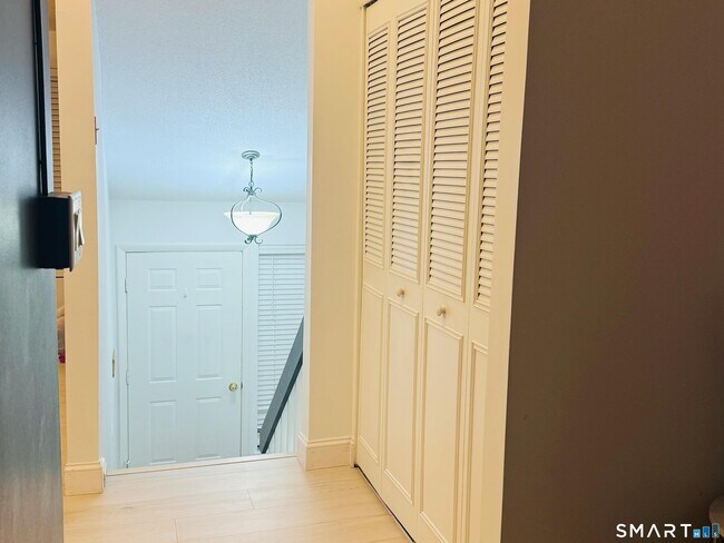 Building Photo - 10 Glenview Dr