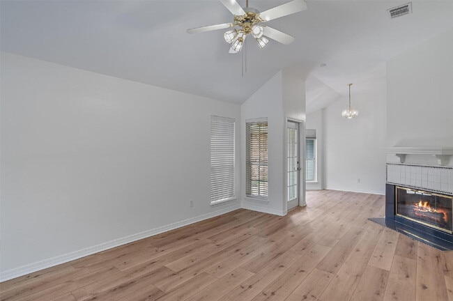 Building Photo - "Cozy Charm Awaits: 3-Bedroom Home with Fireplace in Bossier City!"