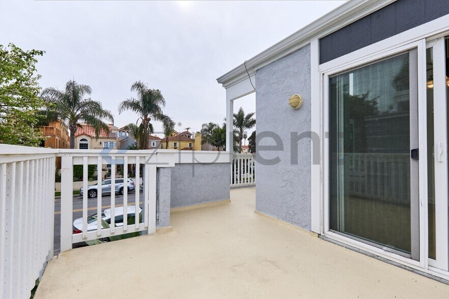 Building Photo - 405 20th St