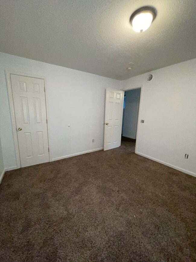 Building Photo - COMING SOON! Cute 2 Bedroom, 1 bathroom in...
