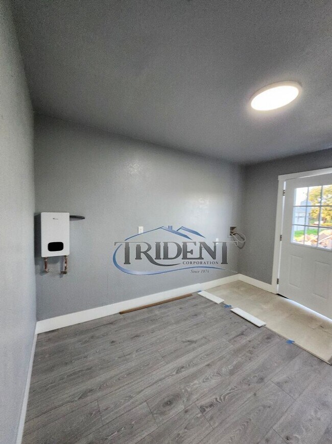 Building Photo - MOVE IN SPECIAL! FRESHLY painted interior! NEW vinyl flooring! This is a 2 Bedroom, 1 bath house ...