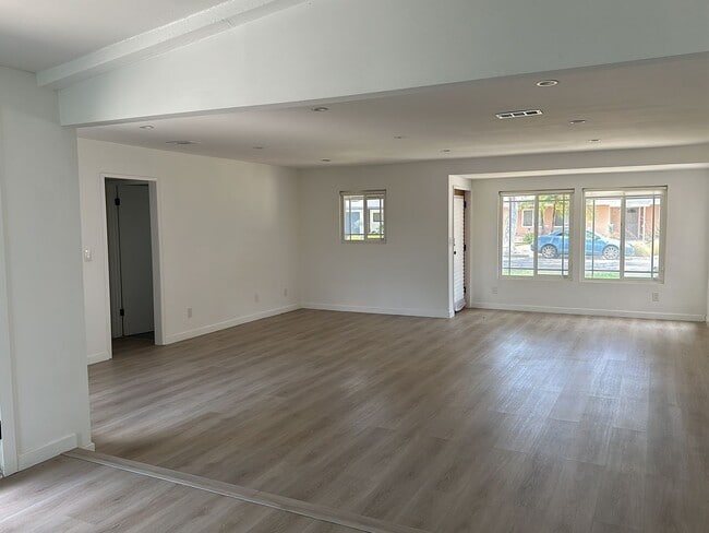 Building Photo - Spacious 3 Bed 3 Bathoom in Long Beach