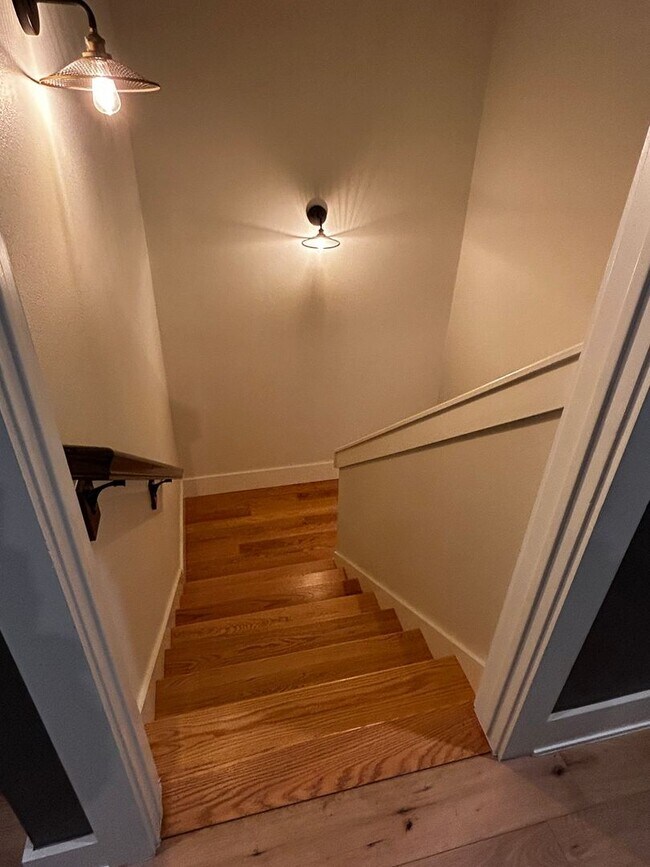 Building Photo - UNFURNISHED Beautiful Large Home Available Now on North Walnut in Fayetteville !!