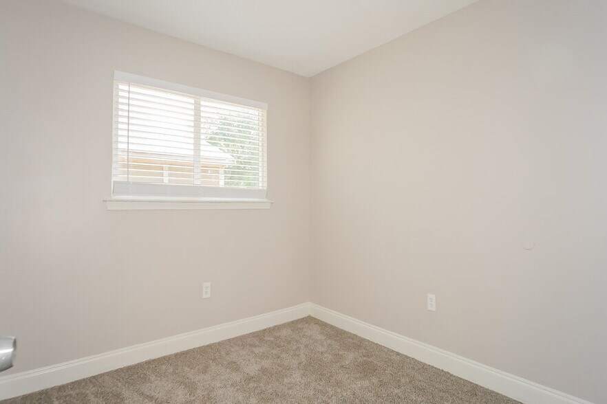 Building Photo - 732 Charter Oak Dr