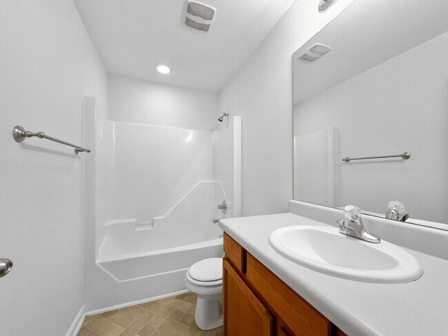 Building Photo - WITH 13 month lease NO RENT PAYMENT ON SECOND MONTH'S RENT !! Beautiful 3BR 2.5BA Townhome w/ Fen...