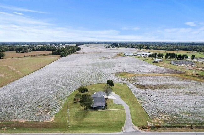 Building Photo - Charming Farmhouse on the West Side of Ath...