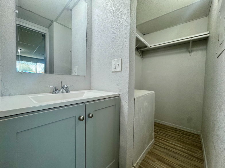 Building Photo - 43 N Harris Dr