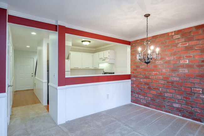 Building Photo - Great Location! 2 bedroom, 2.5 Bathroom To...