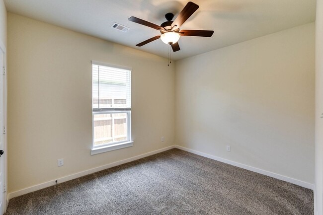 Building Photo - AVAILABLE NOW! GORGEOUS 4 BEDROOM DUPLEX L...