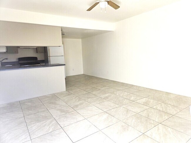 Building Photo - Cute 2 bedroom 1.75 bathroom