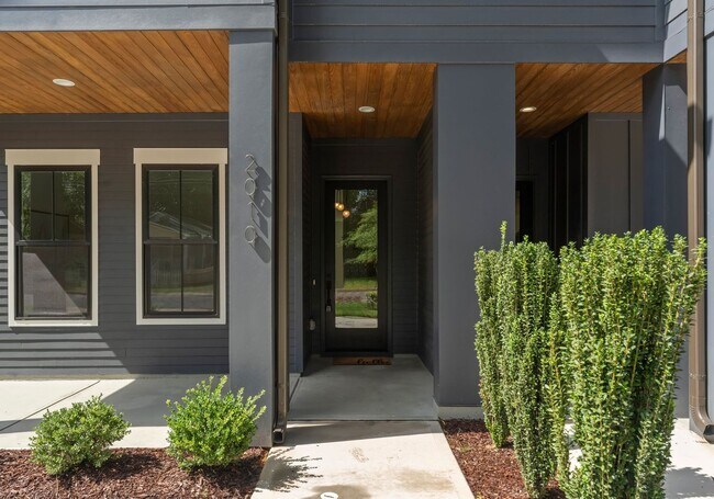 Building Photo - 2006 St John St